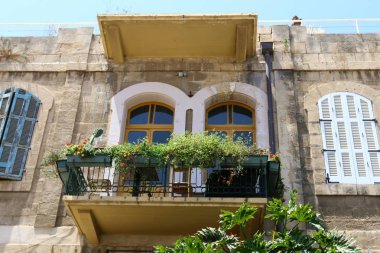 Mimari balkonda duvardan çıkıntılı kirişler ile güçlendirilmiş bir korkuluk ile bir platformdur. 