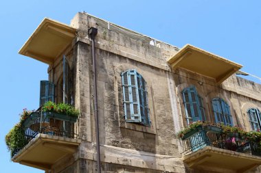 Mimari balkonda duvardan çıkıntılı kirişler ile güçlendirilmiş bir korkuluk ile bir platformdur. 