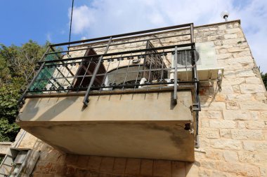 Mimari balkonda duvardan çıkıntılı kirişler ile güçlendirilmiş bir korkuluk ile bir platformdur. 