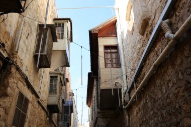 Mimari balkonda duvardan çıkıntılı kirişler ile güçlendirilmiş bir korkuluk ile bir platformdur. 