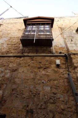 Mimari balkonda duvardan çıkıntılı kirişler ile güçlendirilmiş bir korkuluk ile bir platformdur. 