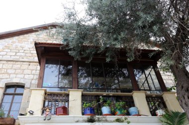 Mimari balkonda duvardan çıkıntılı kirişler ile güçlendirilmiş bir korkuluk ile bir platformdur. 