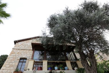 Mimari balkonda duvardan çıkıntılı kirişler ile güçlendirilmiş bir korkuluk ile bir platformdur. 