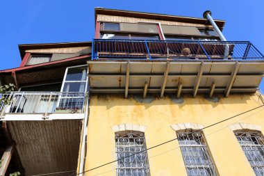Mimari balkonda duvardan çıkıntılı kirişler ile güçlendirilmiş bir korkuluk ile bir platformdur. 