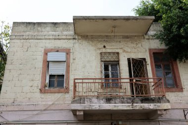 Mimari balkonda duvardan çıkıntılı kirişler ile güçlendirilmiş bir korkuluk ile bir platformdur. 