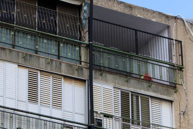 Mimari balkonda duvardan çıkıntılı kirişler ile güçlendirilmiş bir korkuluk ile bir platformdur. 