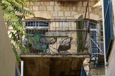 Mimari balkonda duvardan çıkıntılı kirişler ile güçlendirilmiş bir korkuluk ile bir platformdur. 