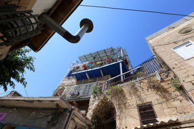 Mimari balkonda duvardan çıkıntılı kirişler ile güçlendirilmiş bir korkuluk ile bir platformdur. 