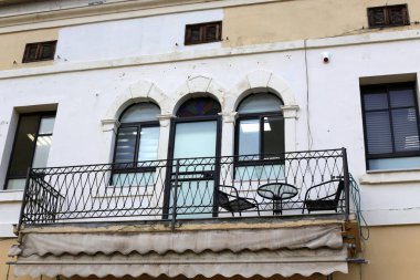 Mimari balkonda duvardan çıkıntılı kirişler ile güçlendirilmiş bir korkuluk ile bir platformdur. 