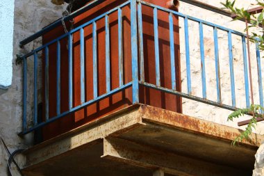 Mimari balkonda duvardan çıkıntılı kirişler ile güçlendirilmiş bir korkuluk ile bir platformdur. 