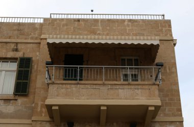 Mimari balkonda duvardan çıkıntılı kirişler ile güçlendirilmiş bir korkuluk ile bir platformdur. 