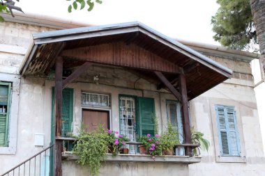 Mimari balkonda duvardan çıkıntılı kirişler ile güçlendirilmiş bir korkuluk ile bir platformdur. 