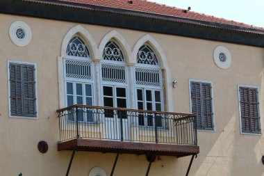 Mimari balkonda duvardan çıkıntılı kirişler ile güçlendirilmiş bir korkuluk ile bir platformdur. 