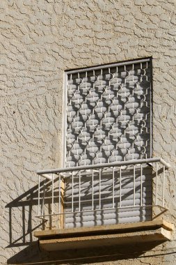 Mimari balkonda duvardan çıkıntılı kirişler ile güçlendirilmiş bir korkuluk ile bir platformdur. 