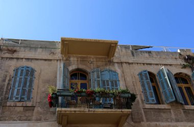 Mimari balkonda duvardan çıkıntılı kirişler ile güçlendirilmiş bir korkuluk ile bir platformdur. 