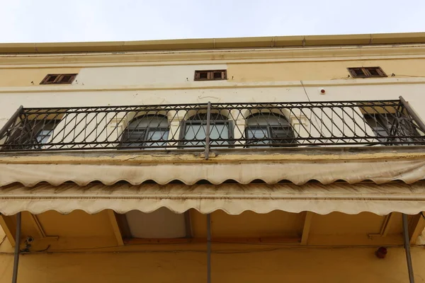 Balcón Arquitectura Una Plataforma Con Barandilla Reforzada Con Vigas Que —  Fotos de Stock
