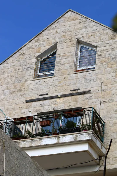 建築バルコニー 手すり 壁から突き出た梁の補強とプラットフォーム — ストック写真
