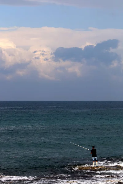 Adam Kuzey Srail Akdeniz Kıyısında — Stok fotoğraf