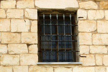 Pencere içine belgili tanımlık oda ve havalandırma ışık getirmek için hizmet duvar açıyor. 