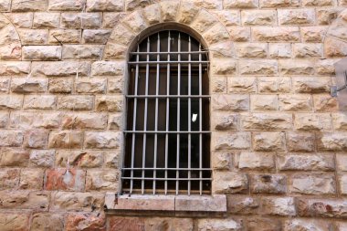 Pencere içine belgili tanımlık oda ve havalandırma ışık getirmek için hizmet duvar açıyor. 