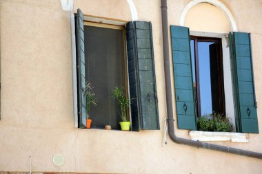 Pencere içine belgili tanımlık oda ve havalandırma ışık getirmek için hizmet duvar açıyor. 