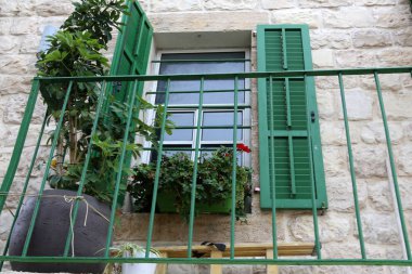 Pencere içine belgili tanımlık oda ve havalandırma ışık getirmek için hizmet duvar açıyor. 