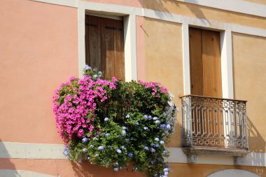 Pencere içine belgili tanımlık oda ve havalandırma ışık getirmek için hizmet duvar açıyor. 