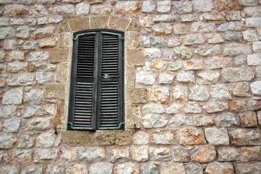 Pencere içine belgili tanımlık oda ve havalandırma ışık getirmek için hizmet duvar açıyor. 