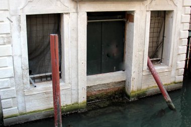 Pencere içine belgili tanımlık oda ve havalandırma ışık getirmek için hizmet duvar açıyor. 