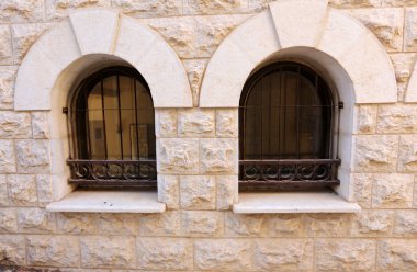 Pencere içine belgili tanımlık oda ve havalandırma ışık getirmek için hizmet duvar açıyor. 