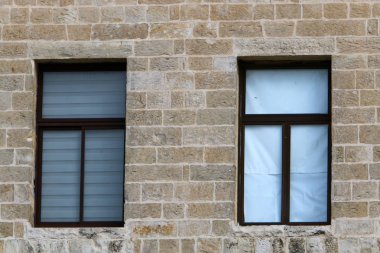 Pencere içine belgili tanımlık oda ve havalandırma ışık getirmek için hizmet duvar açıyor. 