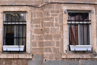 Pencere içine belgili tanımlık oda ve havalandırma ışık getirmek için hizmet duvar açıyor. 