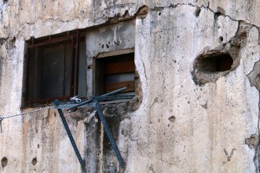 Pencere içine belgili tanımlık oda ve havalandırma ışık getirmek için hizmet duvar açıyor. 