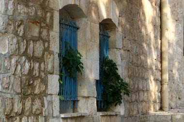 Pencere içine belgili tanımlık oda ve havalandırma ışık getirmek için hizmet duvar açıyor. 