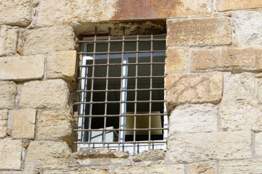 Pencere içine belgili tanımlık oda ve havalandırma ışık getirmek için hizmet duvar açıyor. 