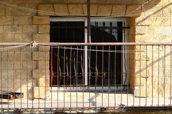 Pencere içine belgili tanımlık oda ve havalandırma ışık getirmek için hizmet duvar açıyor. 