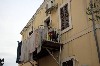 yıkanmış Çamaşırhane balkonda kısa bir ip üzerinde kurutulur 