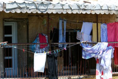 yıkanmış Çamaşırhane balkonda kısa bir ip üzerinde kurutulur 