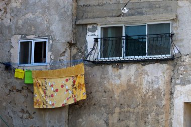 yıkanmış Çamaşırhane balkonda kısa bir ip üzerinde kurutulur 