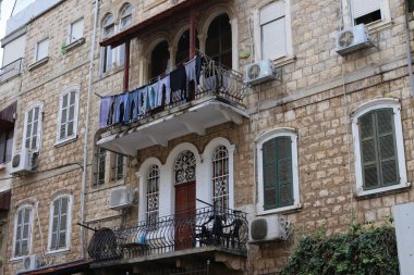 yıkanmış Çamaşırhane balkonda kısa bir ip üzerinde kurutulur 