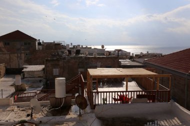 çatılar ve Acre antik şehrin sokaklarında 