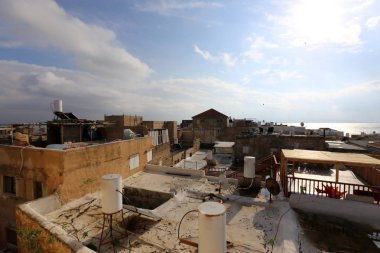 çatılar ve Acre antik şehrin sokaklarında 