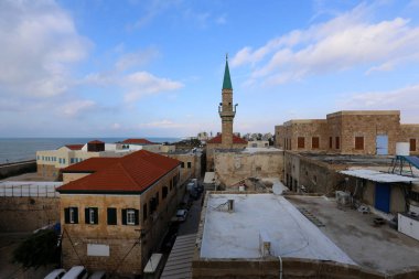 çatılar ve Acre antik şehrin sokaklarında 
