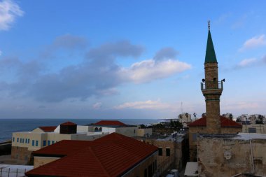 çatılar ve Acre antik şehrin sokaklarında 