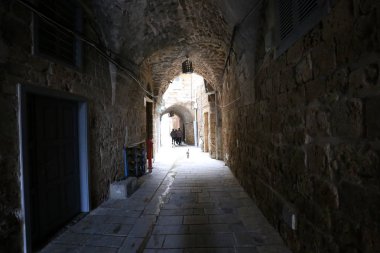 çatılar ve Acre antik şehrin sokaklarında 