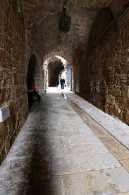 çatılar ve Acre antik şehrin sokaklarında 