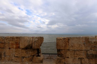 çatılar ve Acre antik şehrin sokaklarında 
