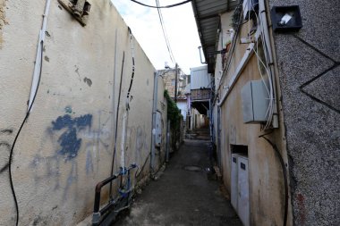 çatılar ve Acre antik şehrin sokaklarında 