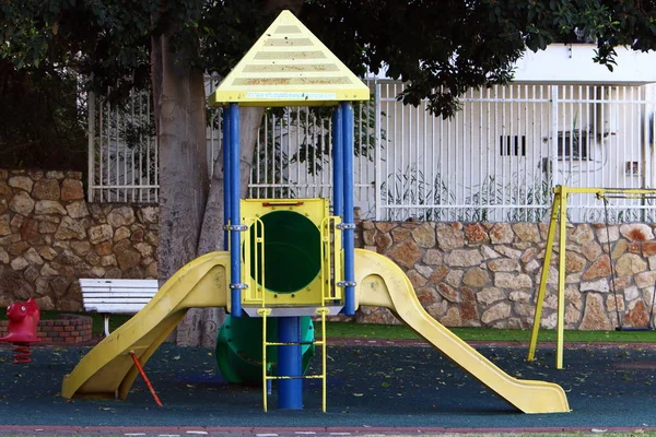 Figure Giocare Nel Parco Cittadino Dei Bambini — Foto Stock