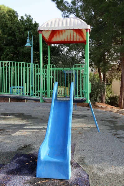 Figure Giocare Nel Parco Cittadino Dei Bambini — Foto Stock